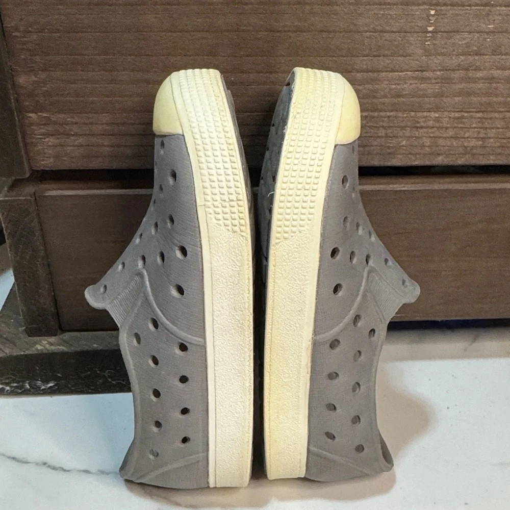 4/$15 Old Navy Gray Kids Slip-On Shoes Size 6c